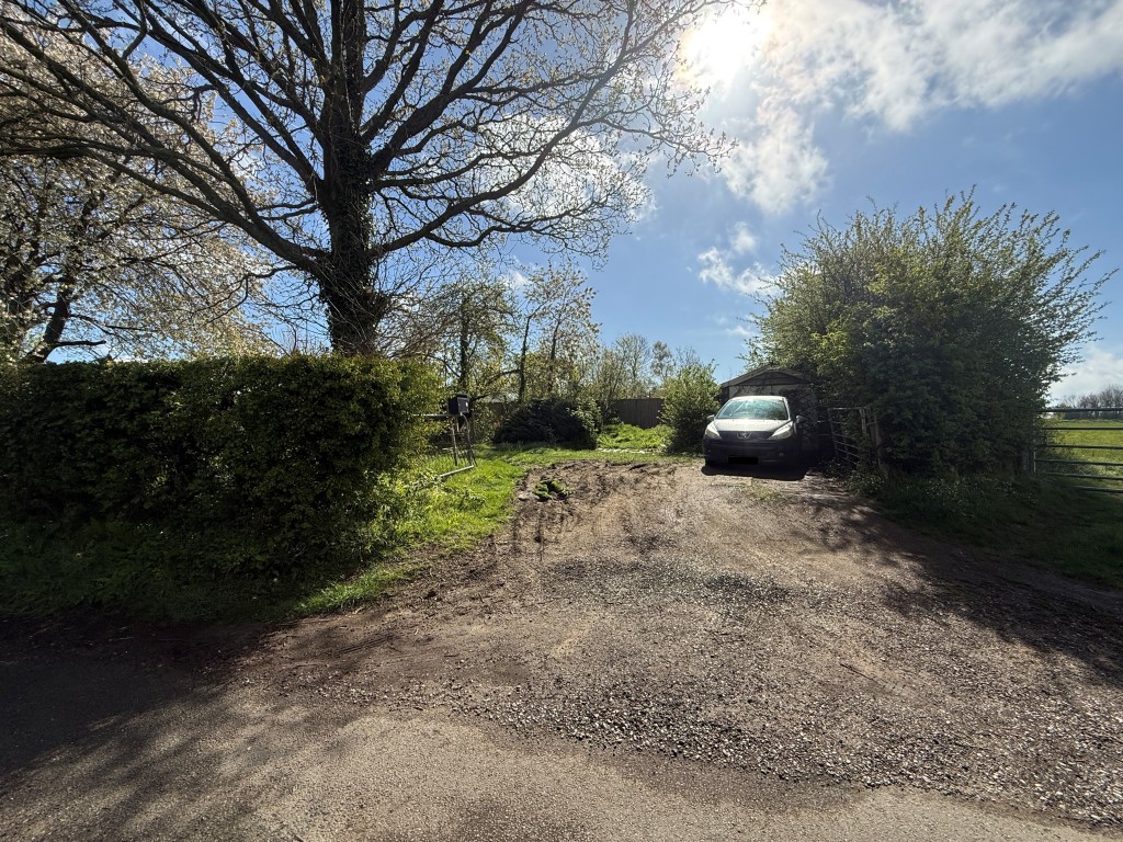 Lot: 33 - FREEHOLD LAND - View from roadside